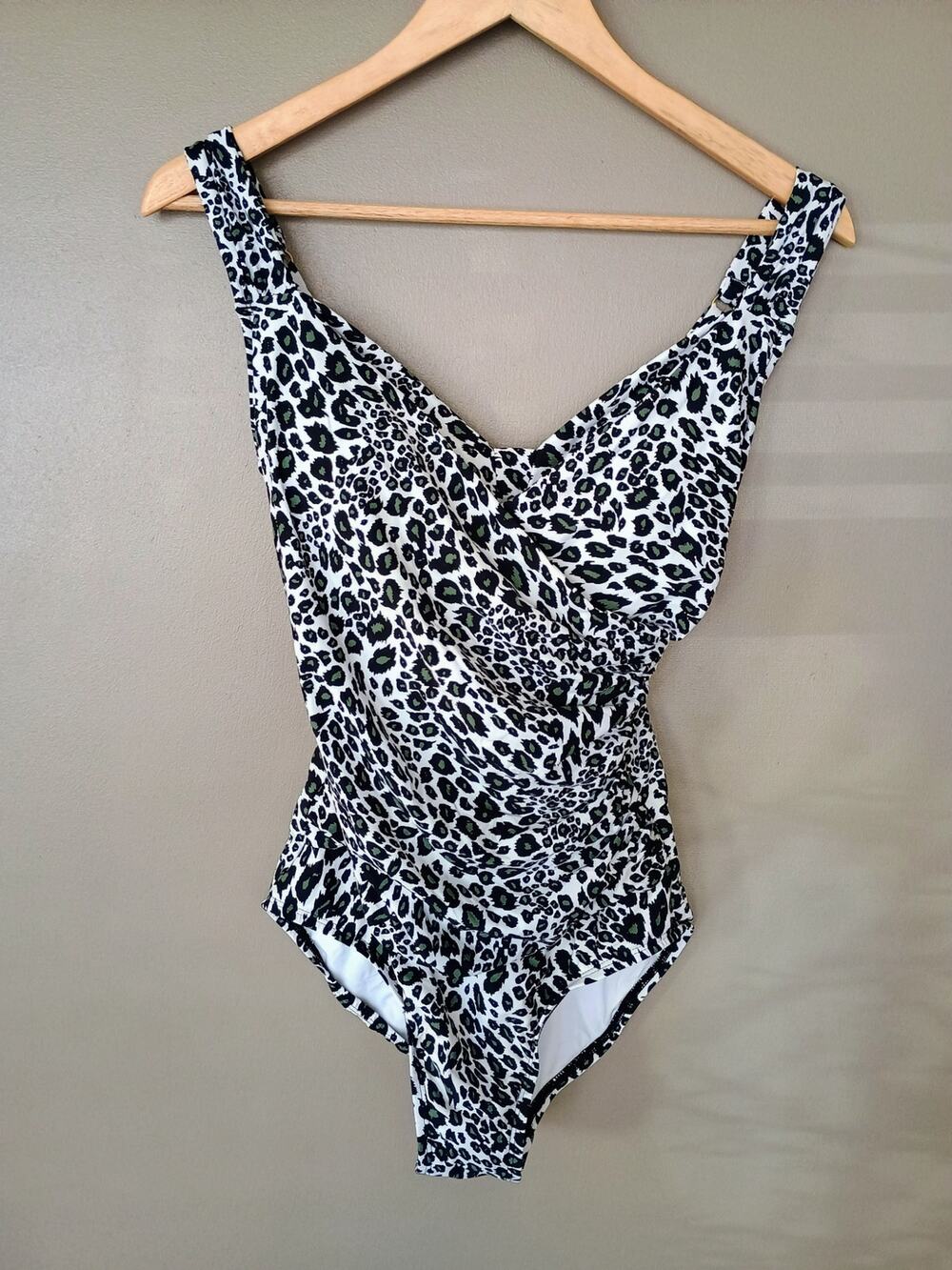 Jantzen Leopard Print OnePiece Swimsuit Tummy Control vneck twist front upf50